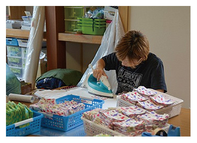 手仕事による刺し子制作の様子