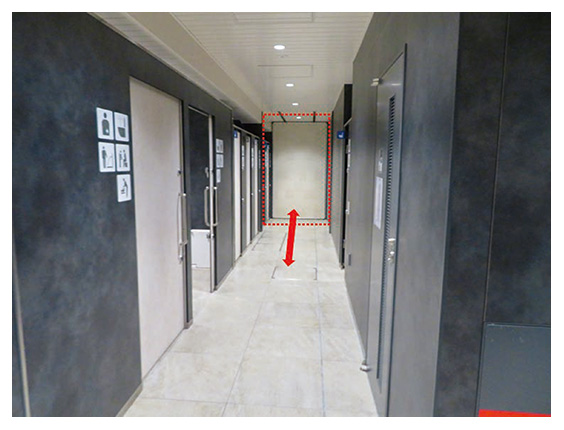 JR西日本大阪駅のトイレにおいて、利用率の変化に対応できるよう、男女間で可動式間仕切りを設置