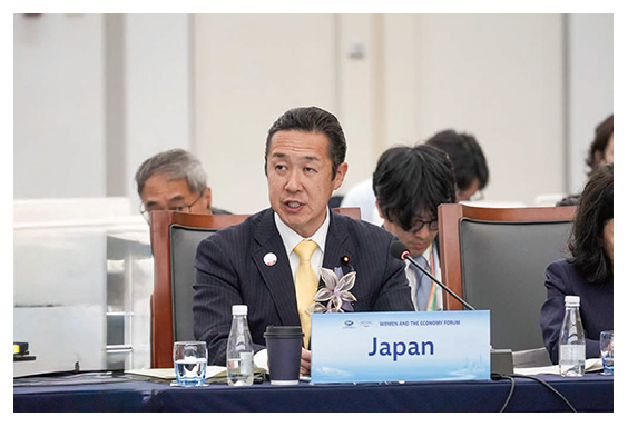 発言する黄川田大臣(APEC 事務局撮影)