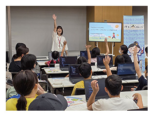 こどもたちが積極的にプログラミング体験に取り組む様子
